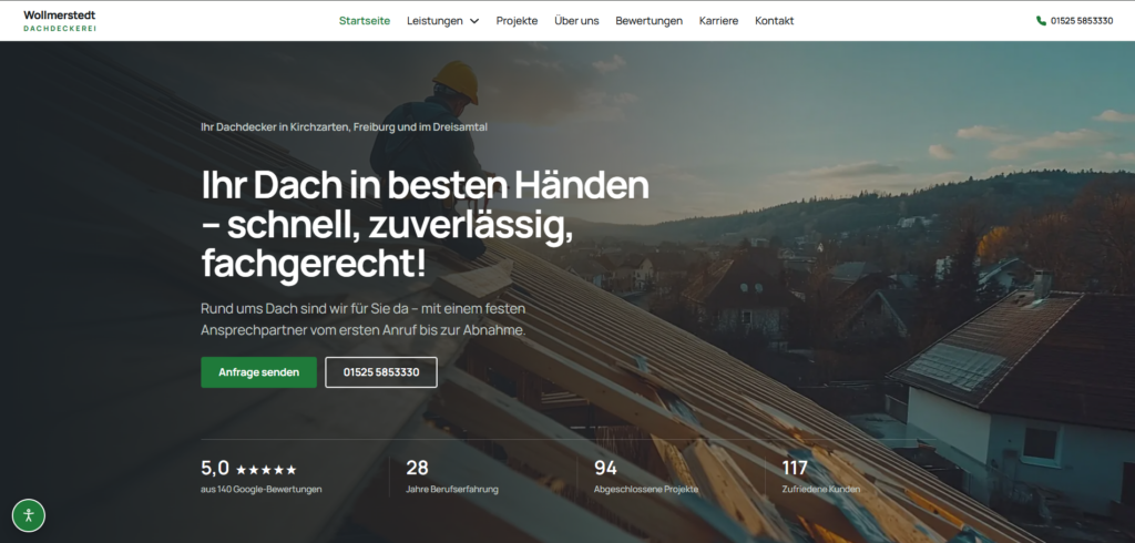 Startseite der Website wollmerstedt-dachdeckerei.de: Dachdecker bei der Arbeit auf einem Dachstuhl über einer Ortschaft
